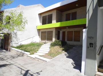 Casa · 260m² · 6 Ambientes · 1 Cochera · Casa Centrica Ideal Para Instituciones Educaticas, Centros de Salud, Centro de Formacion, Etc.