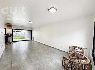 Casa · 162m² · 5 Ambientes · 2 Cocheras · Excelente Dúplex Premium en Venta en Docta Boulevard!