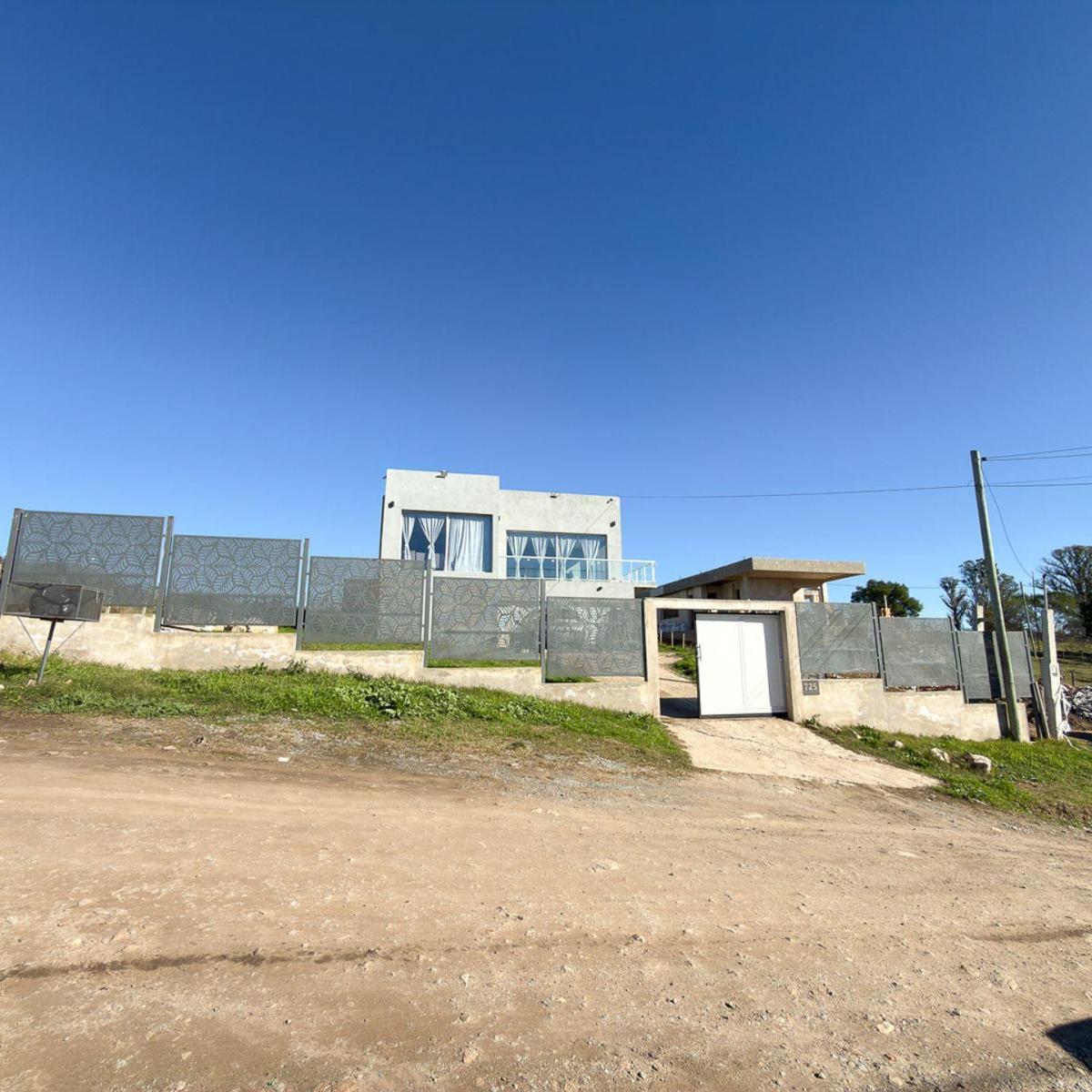 Casa 6 amb, 240m² en Zona Lago del Fuerte con patio y parrilla