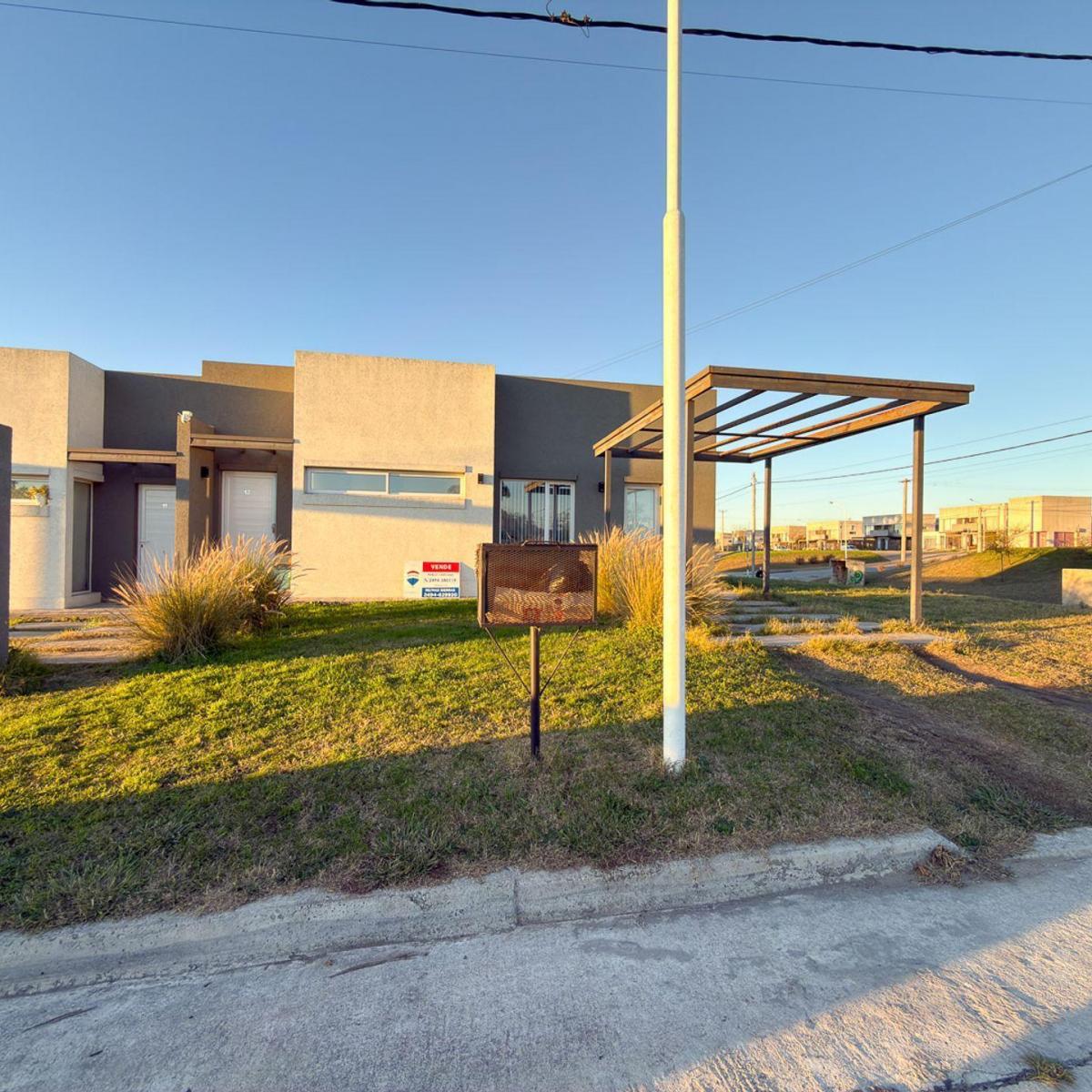 Casa en venta 2 dorm. y patio 91m² — Centro