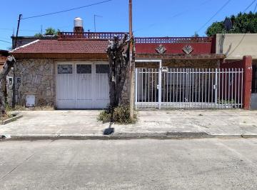 Casa · 97m² · 3 Ambientes · 1 Cochera · Casa en Venta 3 Ambientes V. Luzuriaga