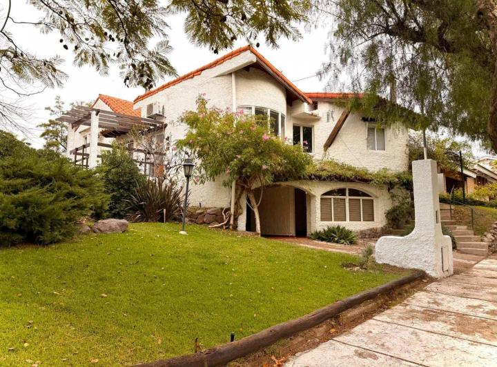 Casa · 300m² · 6 Ambientes · 1 Cochera