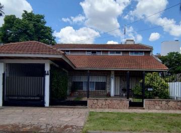 Casa · 165m² · 8 Ambientes · 3 Cocheras · Chalet 8 Ambientes en Venta en Adrogue con Parque