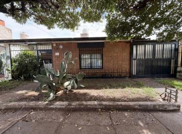 Casa · 112m² · 4 Ambientes · 2 Cocheras · Casa en Venta 3 Dorm. con Patio Los Plátanos