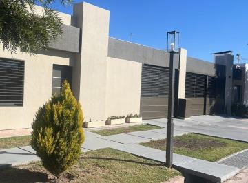 Casa · 296m² · 3 Ambientes · 2 Cocheras · Barrio Los Naranjos San Martin