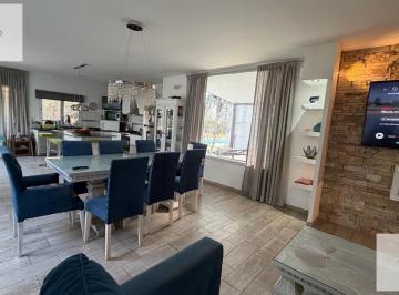 Casa · 200m² · 5 Ambientes · 4 Cocheras · Casa - La Peregrina