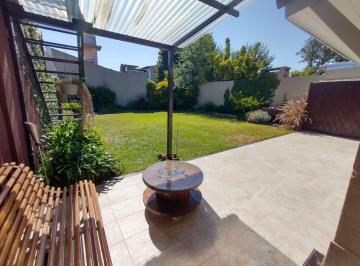 Casa · 125m² · 4 Ambientes · 2 Cocheras · Casa en Venta 4 Ambientes Boulogne con Jardin