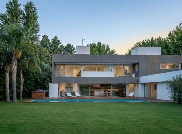 Casa · 355m² · 6 Ambientes · 2 Cocheras · Residencia de Categoria en Haras del Sur I