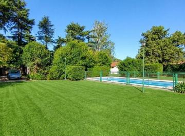 Quinta vacacional · 64m² · 2 Dormitorios · 3 Cocheras · Venta Casa Quinta Sobre un Lote de 753 m² Bosques