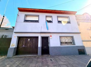Casa · 182m² · 4 Ambientes · 1 Cochera · Venta Casa 4 Ambientes, Bernal Este.
