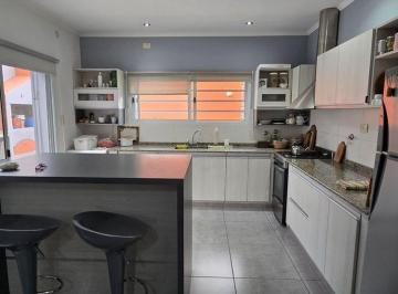 Casa · 182m² · 5 Ambientes · 1 Cochera · Venta Casa 3 Dorm., Patio Pileta San Lorenzo