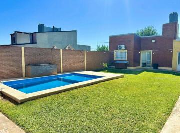 Casa · 140m² · 4 Ambientes · 2 Cocheras · Se Vende Casa Patio/pileta y Quincho en Pradera II