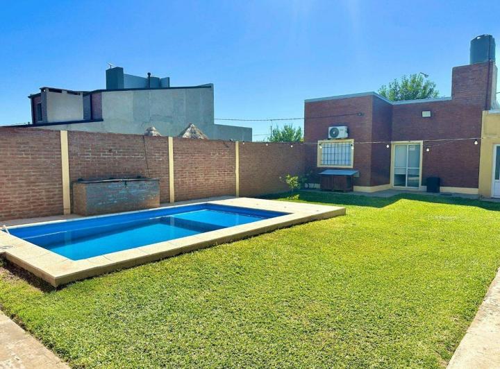 Casa · 140m² · 4 Ambientes · 2 Cocheras