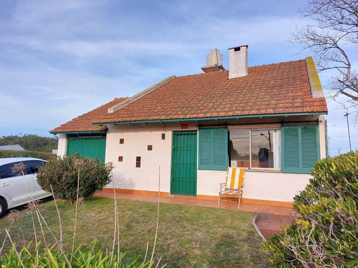 Casa en esquina a una cuadra del mar – Barrio Alfar