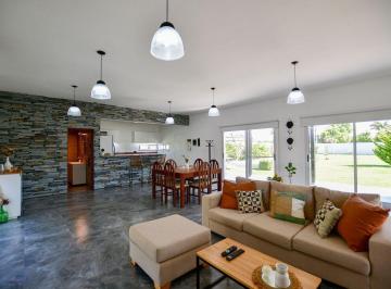 Casa · 120m² · 2 Ambientes · 2 Cocheras · Venta Casa Quinta Parque Pileta Los Hornos