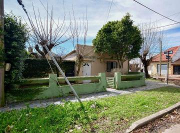 Casa · 152m² · 3 Ambientes · 1 Cochera · Casa 3 Dorm. Apta Banco C/ Cochera y Patio
