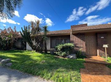 Casa · 240m² · 4 Ambientes · 2 Cocheras · Venta Casa 4 Ambientes - Castelar Sur