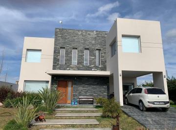 Casa · 180m² · 5 Ambientes · 2 Cocheras · Alquiler Casa 5 Amb Pileta B. Santa Rita Canning