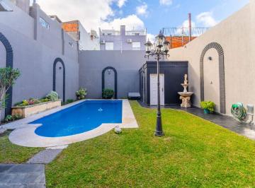 Casa · 229m² · 5 Ambientes · Casa 5 Ambientes con Jardín, Pileta y Cochera