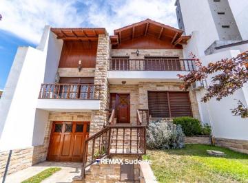 Casa · 285m² · 5 Ambientes · 2 Cocheras · Venta Casa Tradicional en El Centro Amplio Lote