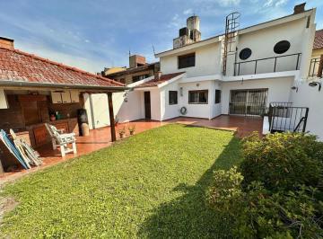 Casa · 274m² · 6 Ambientes · 4 Cocheras · Venta Casa Castelar - 4 Dorm - Jardin - 4 Cocheras