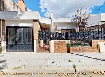 Casa · 221m² · 3 Ambientes · 1 Cochera · Casa 3 Ambientes Venta Floresta + 2da Vivienda