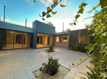 Casa · 185m² · 8 Ambientes · 1 Cochera · Casa Refaccionada, 4 Dorm., 3 Baños, Gllén