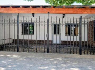 Casa · 218m² · 7 Ambientes · 3 Cocheras · Gran Casa a La Venta en Pedriel, Lujan de Cuyo.