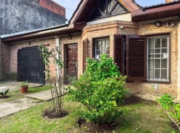 Casa · 124m² · 4 Ambientes · 2 Cocheras · Venta Casa 4 Ambientes en Burzaco con Jardin