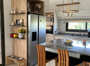 Casa · 270m² · 4 Ambientes · 2 Cocheras · Se Vende Casa en Lujan de Cuyo, Mendoza