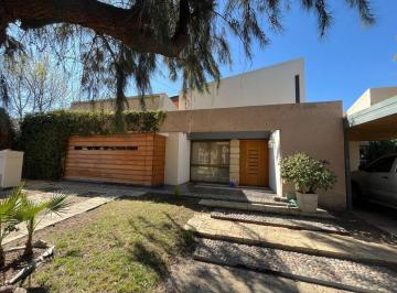 Casa · 331m² · 7 Ambientes · 2 Cocheras · Exclusiva Propiedad en Solares de Guariento.