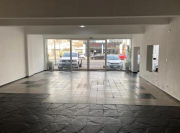 Foto · Alquiler Local con Oficinas - Zona Concesionarias Autos Gran Exposición - Estacionamiento