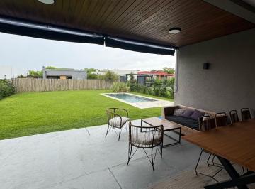 Casa · 137m² · 4 Ambientes · 2 Cocheras · Casa 4 Ambientes en Santa Elena, Pilar del Este.