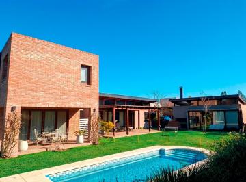 Casa · 277m² · 7 Ambientes · 4 Cocheras · Casa en Venta de Cuatro Dorm. en Lomas de City Bell