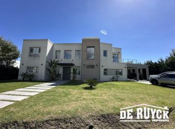 Casa · 785m² · 4 Ambientes · 4 Cocheras · Casa 4 Ambientes Sobre Amplio Lote
