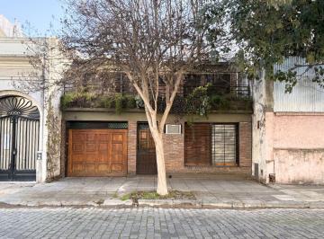Casa · 195m² · 4 Ambientes · 1 Cochera · Venta Casa 4 Amb en Flores con Cochera y Jardin