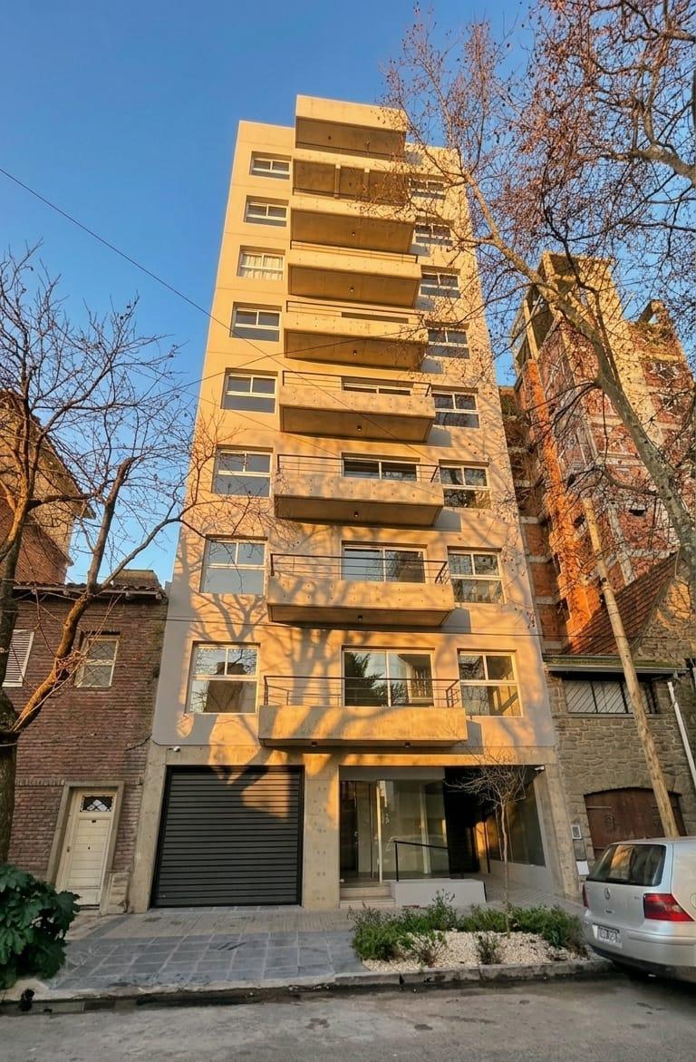 Departamento en Venta. Semipiso. La Perla. Living comedor con cocina Integradacon barra desayunadora. 1 Dormitorio con amplio Placard. 1 Baño con ducha. Balcon al Frente.