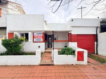 Casa · 125m² · 3 Ambientes · 1 Cochera · Latorre Prop. Vende Chalet 3 Amb con Parque - Apto Credito