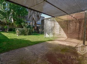 Casa · 85m² · 3 Ambientes · 1 Cochera · Venta Casa Tres Ambientes con Jardín en Adrogué
