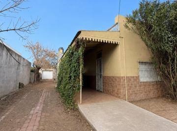 Casa · 180m² · 4 Ambientes · 1 Cochera · Casa en Estrada 124