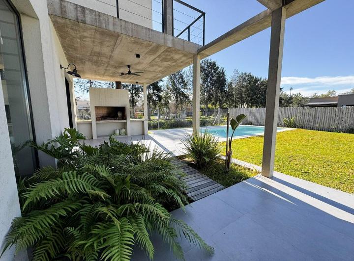 Casa · 175m² · 6 Ambientes · 4 Cocheras