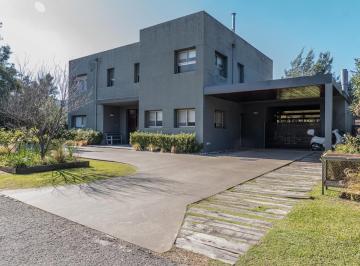 Casa · 293m² · 8 Ambientes · Casa de 5 Dorm. Desarrollada en 2 Plantas con Galeria, Quincho y Pileta en Country Aldea Tenis