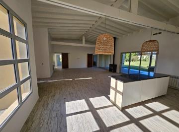 Casa · 240ha · 5 Ambientes · Casa de Categoría a Estrenar a La Venta en Carlos Keen - Barrio Privado con Campo de Golf