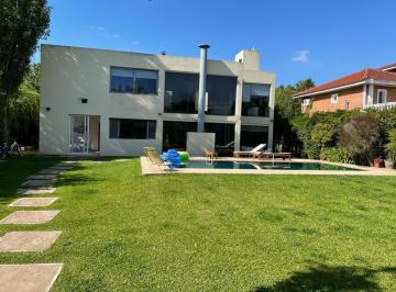 Casa · 300m² · 5 Ambientes · Casa en Santa María de Tigre, con Quincho, Lote Interno
