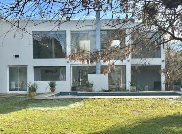 Casa · 300m² · 5 Ambientes · Casa en Santa María de Tigre, con 4 Habitaciones, Quincho, Lote Interno