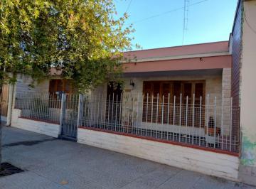 Casa · 171m² · 8 Ambientes · 2 Cocheras · Remax Vende Casa - Chalet en Rivadavia
