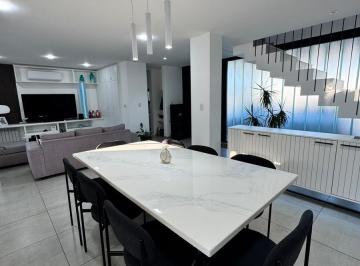Casa · 234m² · 4 Ambientes · 3 Cocheras · Casa en Venta - La Luisita