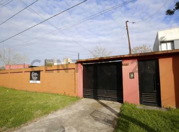 Casa · 155m² · 5 Ambientes · 3 Cocheras · Casa en Venta en City Bell de 3 Dorm. con Pileta