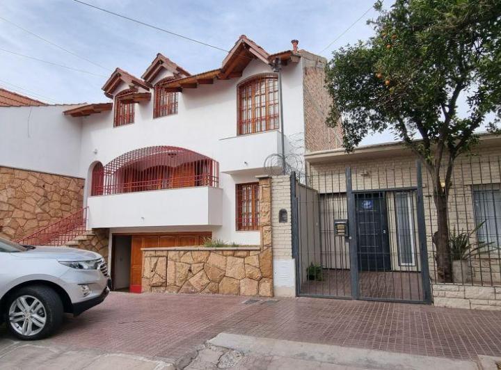 Casa · 200m² · 5 Ambientes · 2 Cocheras