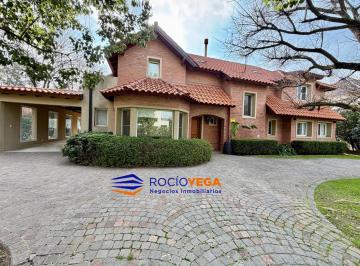 Casa · 920m² · 5 Ambientes · 2 Cocheras · Casa en Venta en Barrio Santa Ana, Moreno